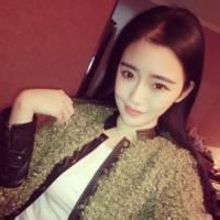 qq头像图片男生坐着玩手机_WWW.WHOISQQ.COM