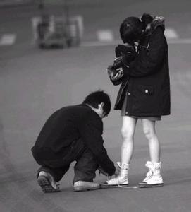 男生帮女生系鞋带头像图片_WWW.WHOISQQ.COM