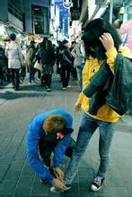 男生帮女生系鞋带头像图片_WWW.WHOISQQ.COM