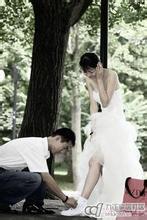 男生帮女生系鞋带头像图片_WWW.WHOISQQ.COM