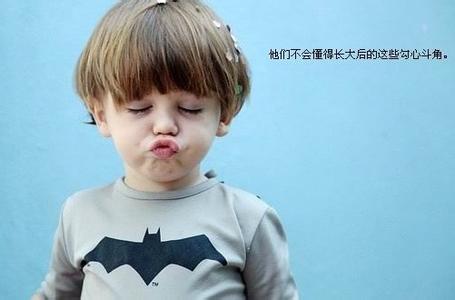 男生帮女生系鞋带头像图片_WWW.WHOISQQ.COM