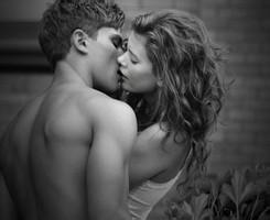 男生帮女生系鞋带头像图片_WWW.WHOISQQ.COM