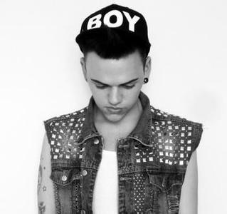 男生头像图片戴boy帽子_WWW.WHOISQQ.COM