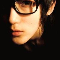 男生眼镜头像图片_WWW.WHOISQQ.COM