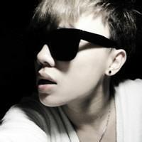 男生眼镜头像图片_WWW.WHOISQQ.COM