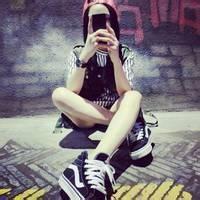 qq头像图片男生盘腿坐地_WWW.WHOISQQ.COM