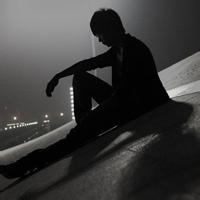 男生黑色忧郁头像图片_WWW.WHOISQQ.COM