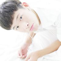 白衣服的男生头像图片脸部_WWW.WHOISQQ.COM