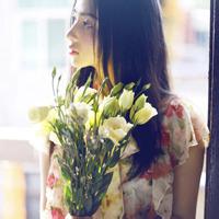 捧花男生头像图片_WWW.WHOISQQ.COM