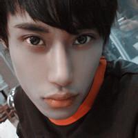 男生忧愁头像图片_WWW.WHOISQQ.COM