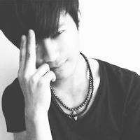 qq头像图片男生伤感黑白照_WWW.WHOISQQ.COM