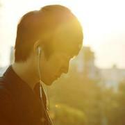 男生面对太阳头像图片_WWW.WHOISQQ.COM