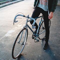 骑单车男生头像图片_WWW.WHOISQQ.COM