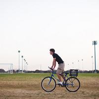 骑单车男生头像图片_WWW.WHOISQQ.COM