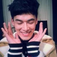男生爱笑头像图片_WWW.WHOISQQ.COM