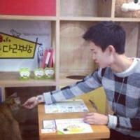 男生头像图片一人走在街上_WWW.WHOISQQ.COM