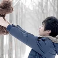 抱着娃娃的男生头像图片_WWW.WHOISQQ.COM