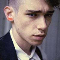 qq头像图片男生帅气喝水_WWW.WHOISQQ.COM