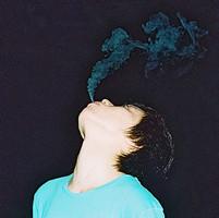 qq头像图片男生吐烟图片_WWW.WHOISQQ.COM