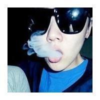 qq头像图片男生吐烟图片_WWW.WHOISQQ.COM