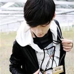 穿黄衣服的男生头像图片_WWW.WHOISQQ.COM