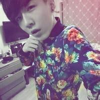 穿黄衣服的男生头像图片_WWW.WHOISQQ.COM