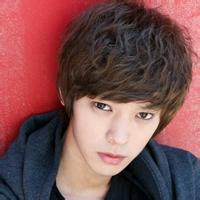男生卷发头像图片_WWW.WHOISQQ.COM