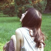 男生侧坐抱膝头像图片_WWW.WHOISQQ.COM