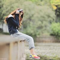 男生侧坐抱膝头像图片_WWW.WHOISQQ.COM