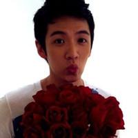 qq男生抱玫瑰花头像图片_WWW.WHOISQQ.COM