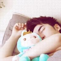 男生抱玩偶头像图片_WWW.WHOISQQ.COM