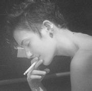 qq头像图片背影男生带雨伞_WWW.WHOISQQ.COM