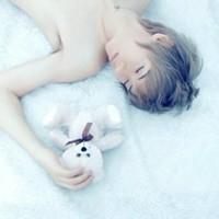 qq头像图片背影男生带雨伞_WWW.WHOISQQ.COM