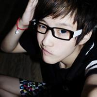 qq头像图片背影男生带雨伞_WWW.WHOISQQ.COM