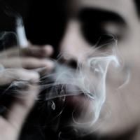 qq头像图片背影男生带雨伞_WWW.WHOISQQ.COM