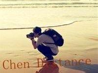 头像图片男生拿相机在海边_WWW.WHOISQQ.COM