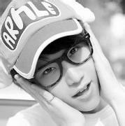 带框的男生头像图片_WWW.WHOISQQ.COM