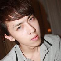 嬉皮笑脸的男生头像图片_WWW.WHOISQQ.COM