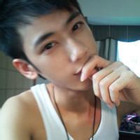 竖起中指的男生头像图片_WWW.WHOISQQ.COM