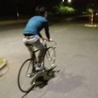 qq头像图片全身骑单车男生_WWW.WHOISQQ.COM
