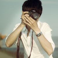 qq头像图片男生站着走路_WWW.WHOISQQ.COM
