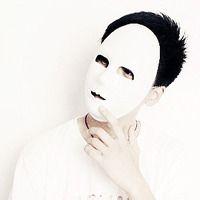 白背景qq头像图片男生_WWW.WHOISQQ.COM