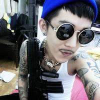 欧美男生持枪头像图片_WWW.WHOISQQ.COM