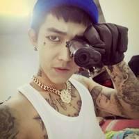 欧美男生持枪头像图片_WWW.WHOISQQ.COM