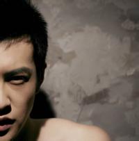 男生文艺头像图片蓝天背景_WWW.WHOISQQ.COM