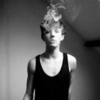 男生点烟远处的头像图片_WWW.WHOISQQ.COM
