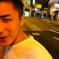 男生坐车头像图片_WWW.WHOISQQ.COM