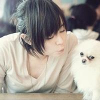 qq头像图片男生逗狗_WWW.WHOISQQ.COM