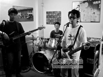 玩摇滚的男生头像图片_WWW.WHOISQQ.COM