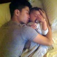 抱星球男生头像图片_WWW.WHOISQQ.COM